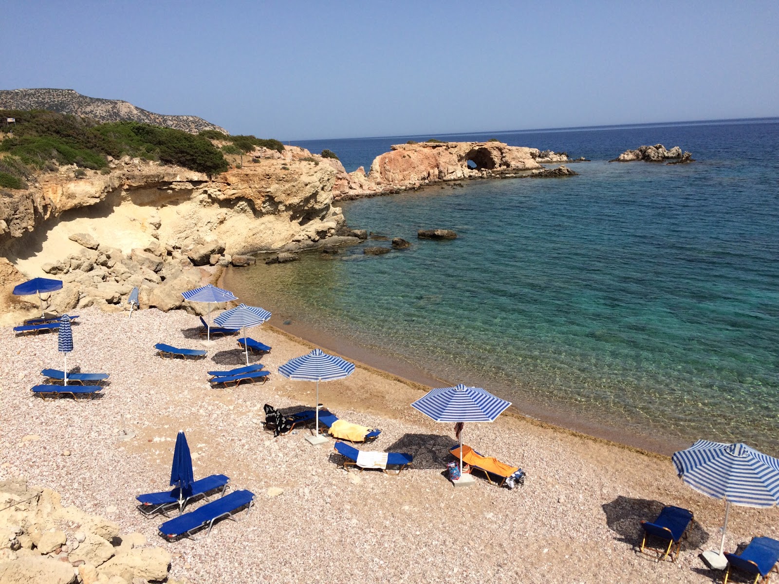 Foto di Kastelia beach con una superficie del ciottoli beige