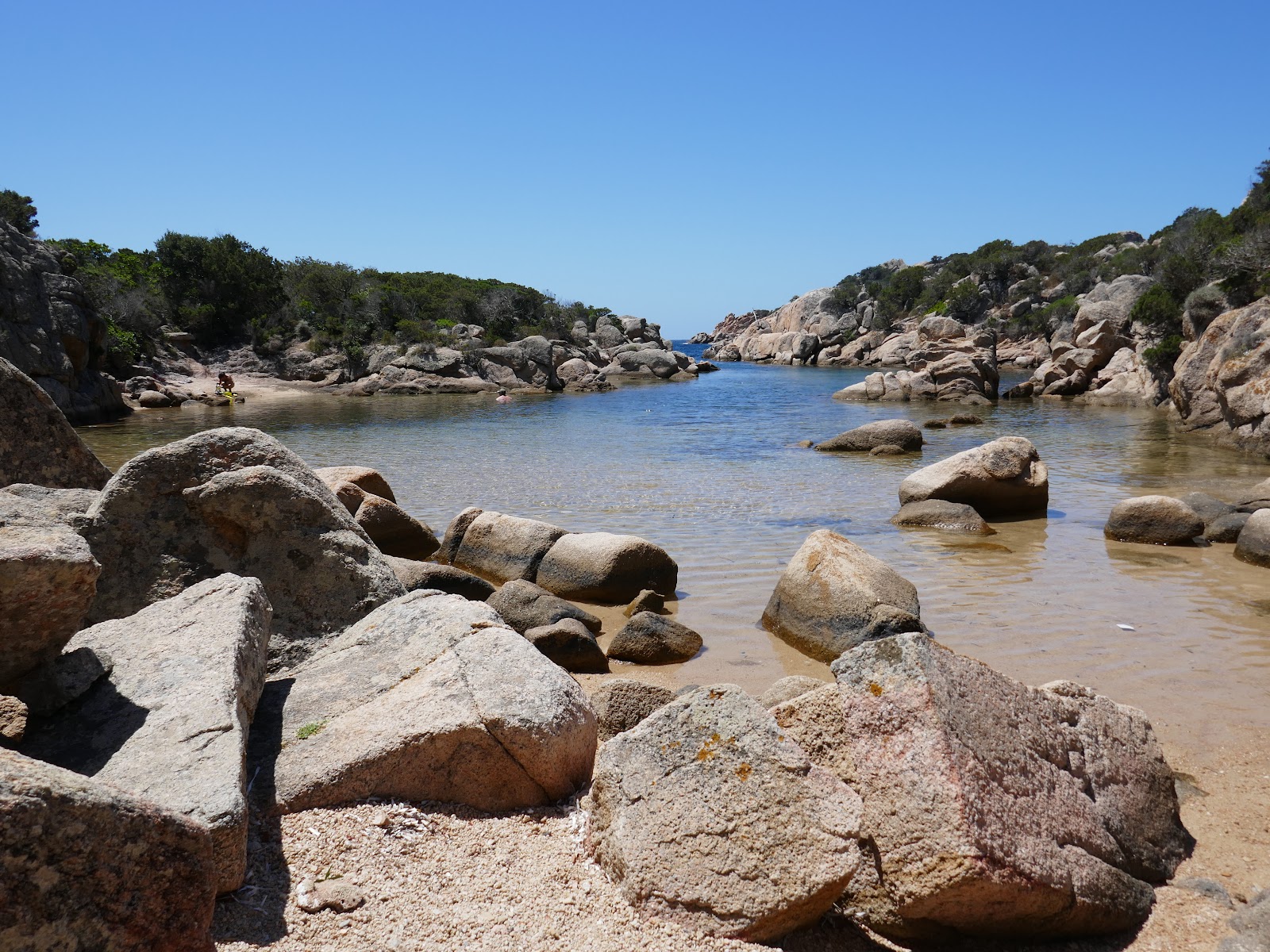 Foto di Cala Genovese con una superficie del sabbia beige