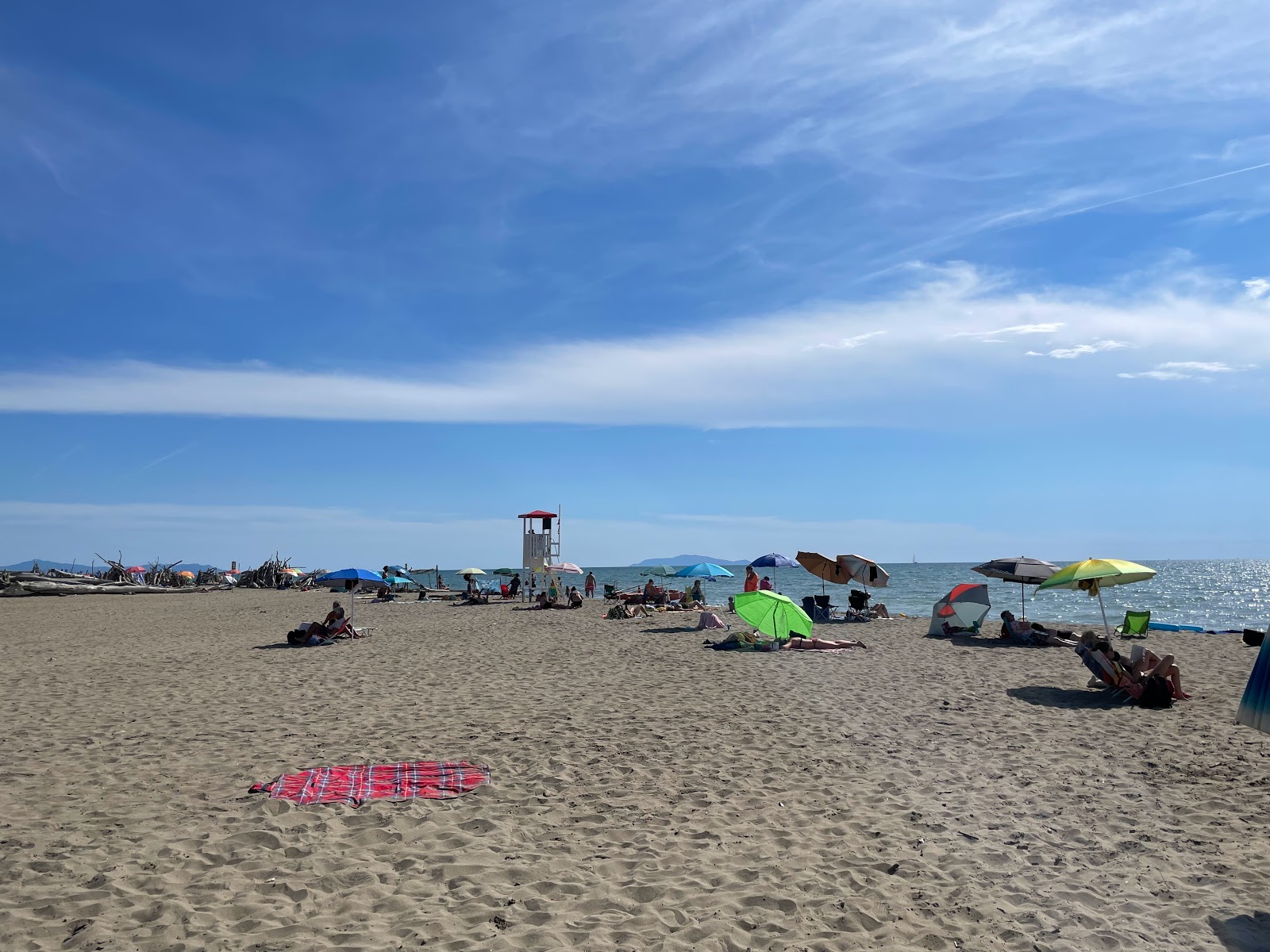 Spiaggia Principina a Mare的照片 带有蓝色的水表面