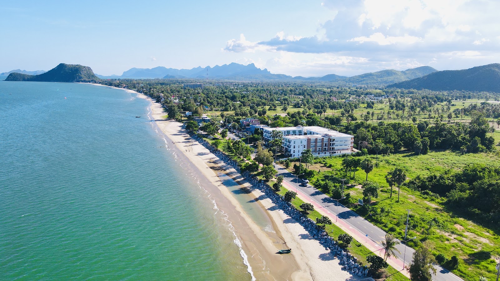 Foto de Khao Kalok Beach con recta y larga