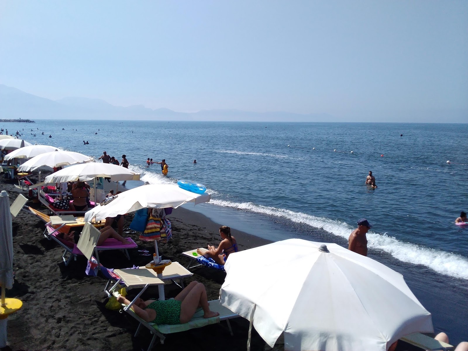 Foto van Spiaggia di via Litoranea met ruim strand