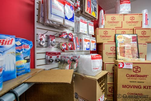 Self-Storage Facility «CubeSmart Self Storage», reviews and photos, 920 W Chatham St, Cary, NC 27511, USA