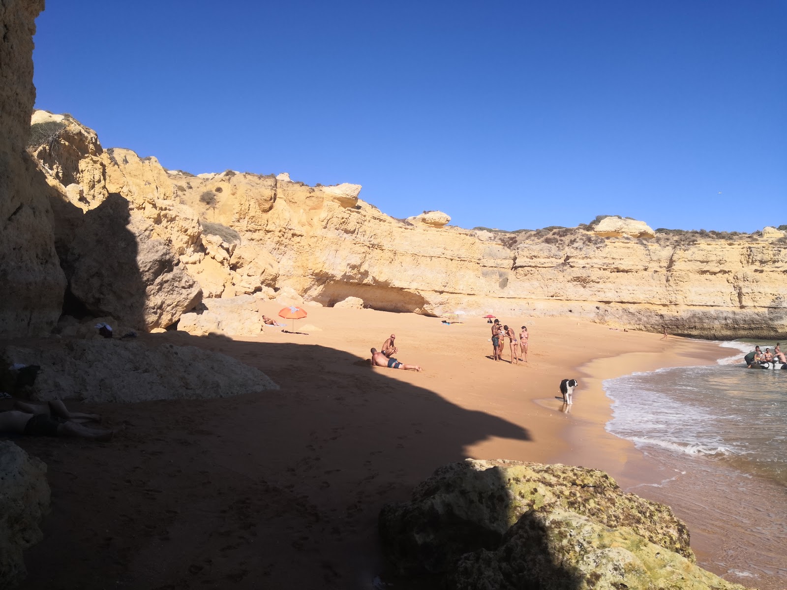 Foto von Praia da Ponta Grande mit feiner beiger sand Oberfläche