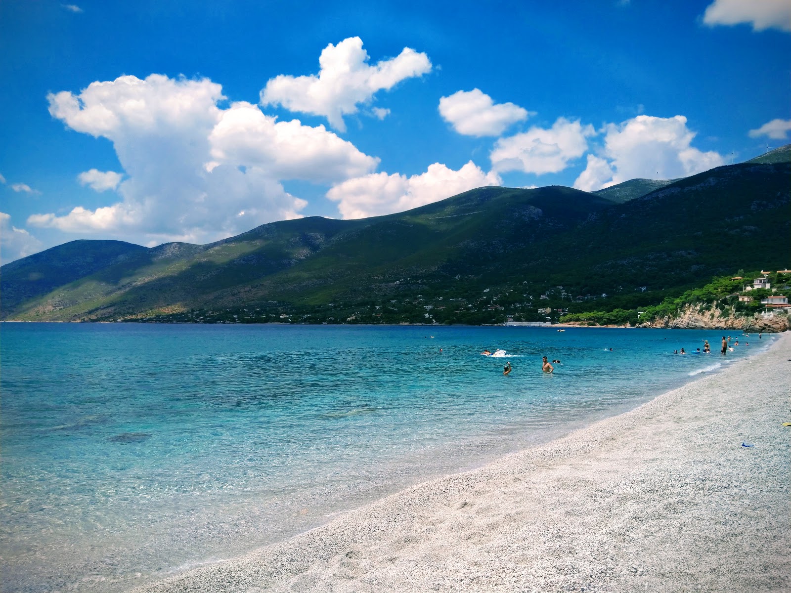 Foto van Porto Germeno Strand met lichte fijne kiezelsteen oppervlakte