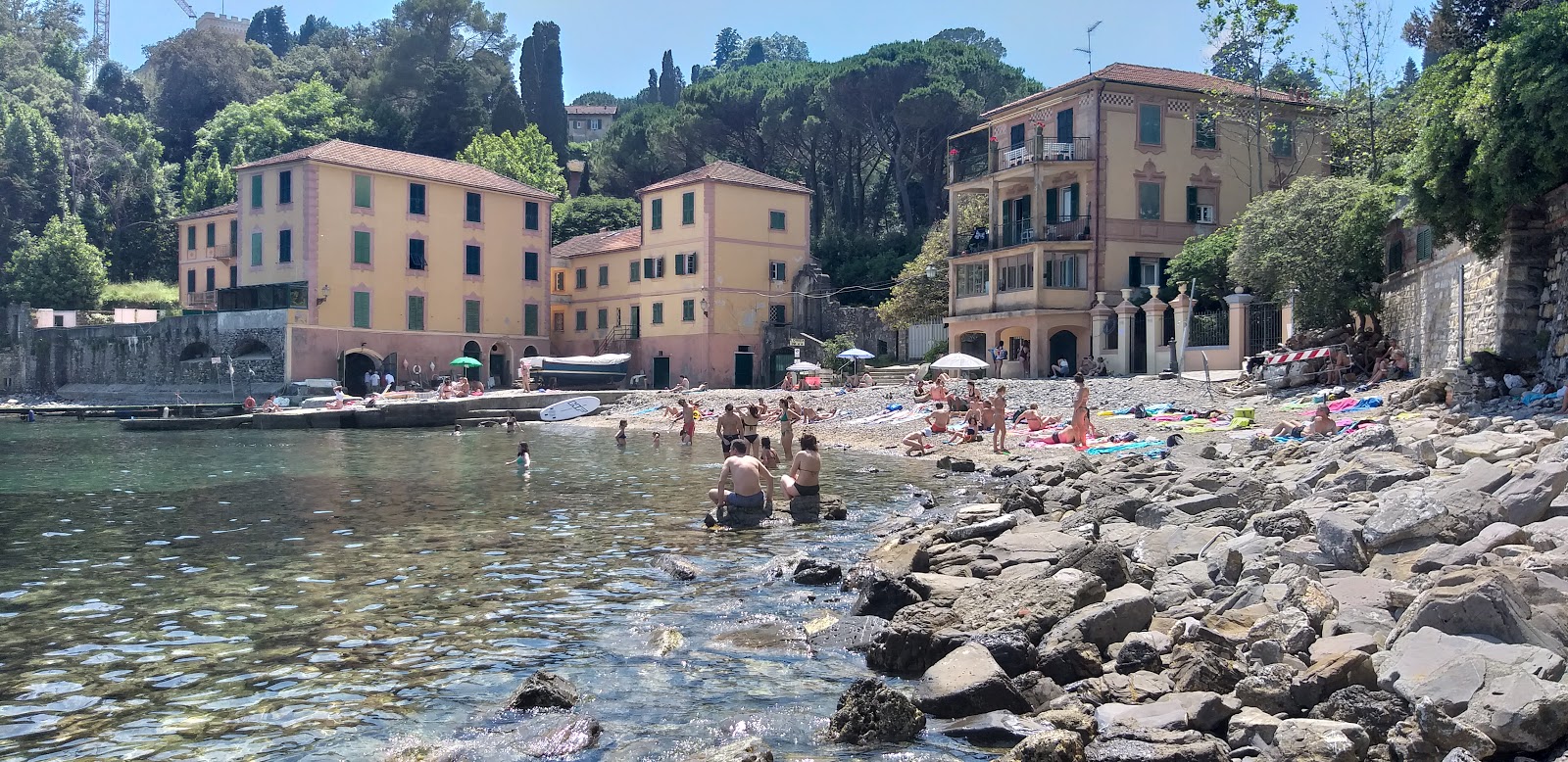 Foto von Spiaggia Travello von Klippen umgeben