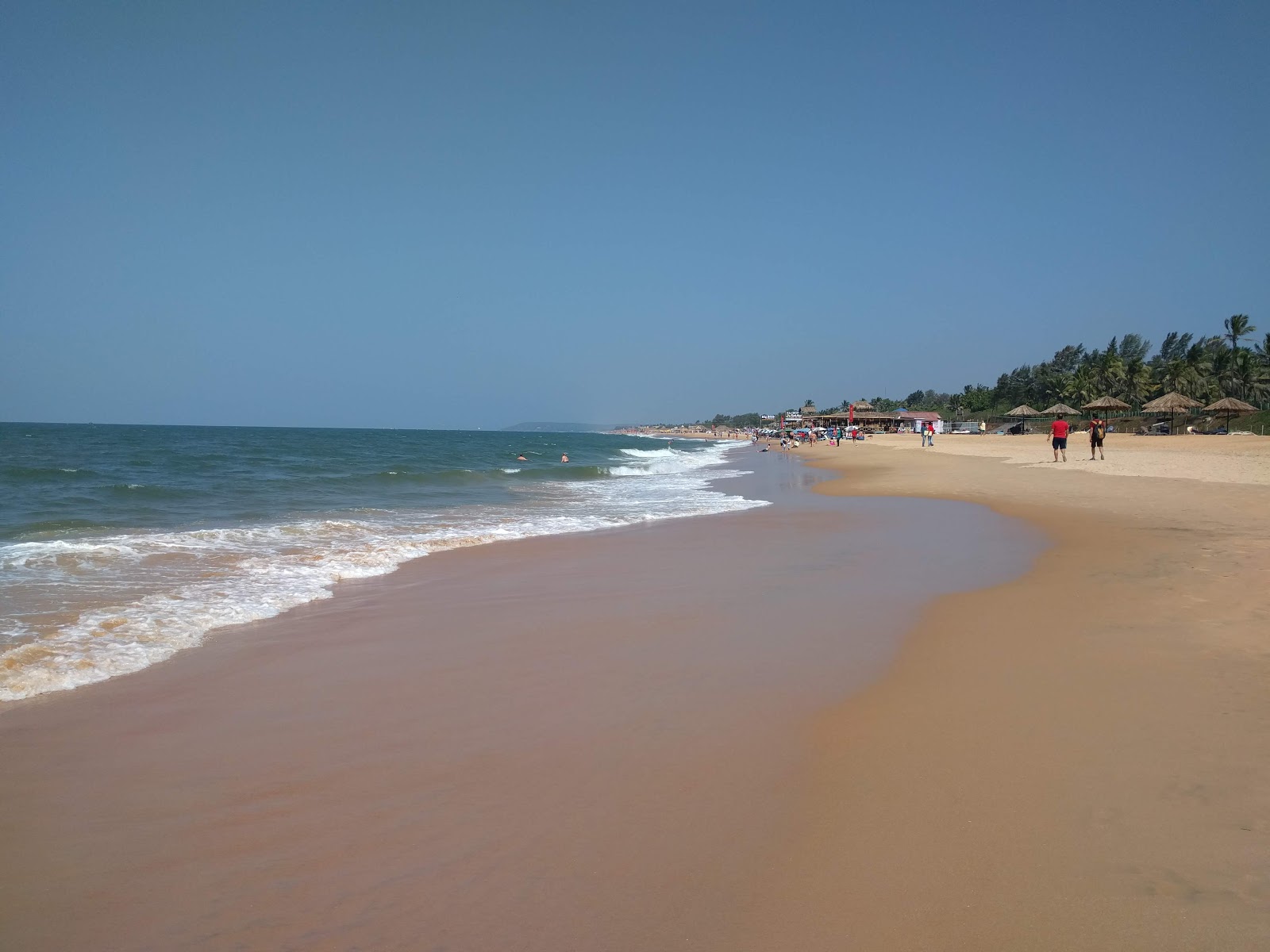Foto von Sinquerim Beach mit heller sand Oberfläche