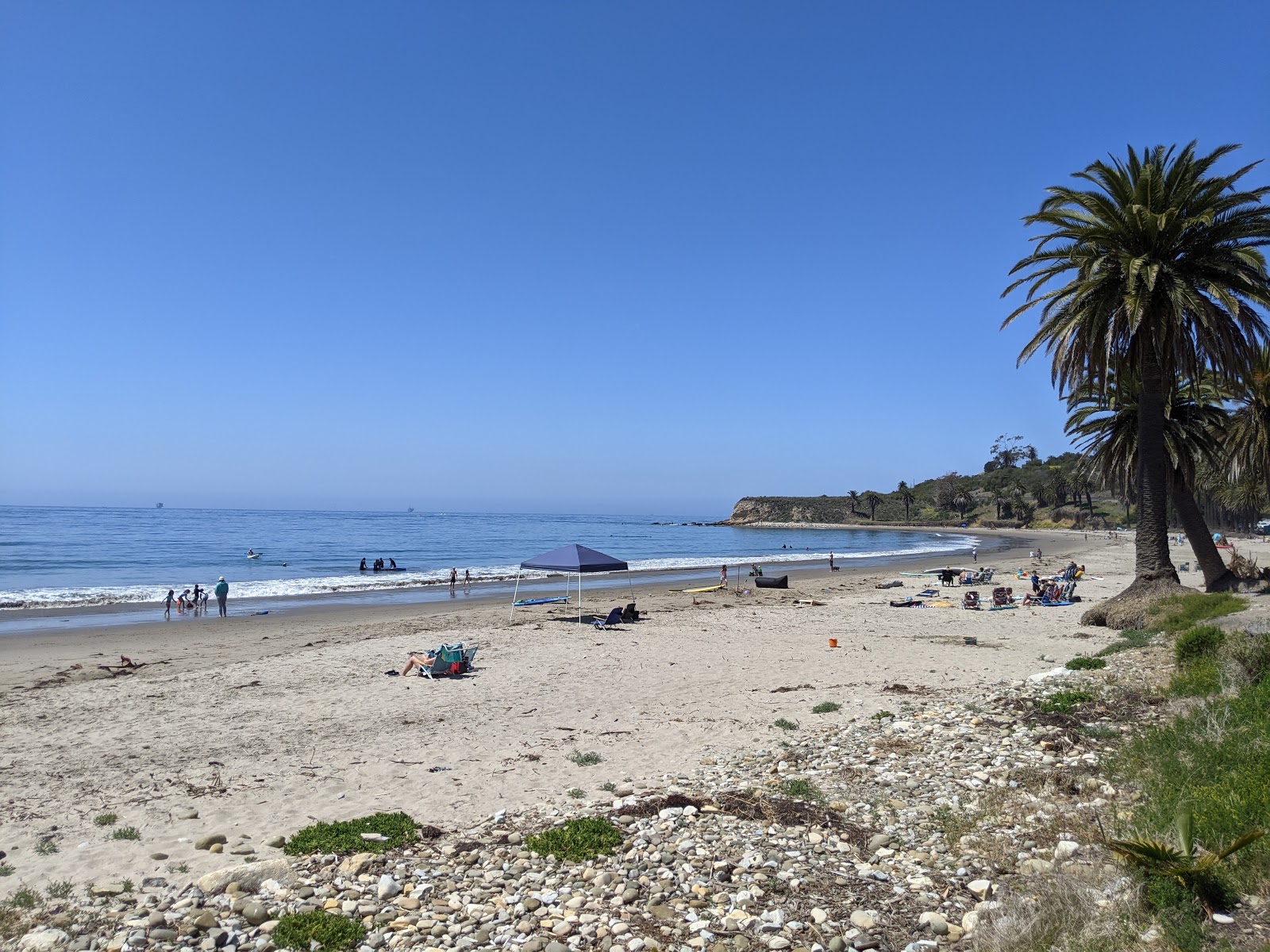 Foto av Refugio Beach och dess vackra landskap