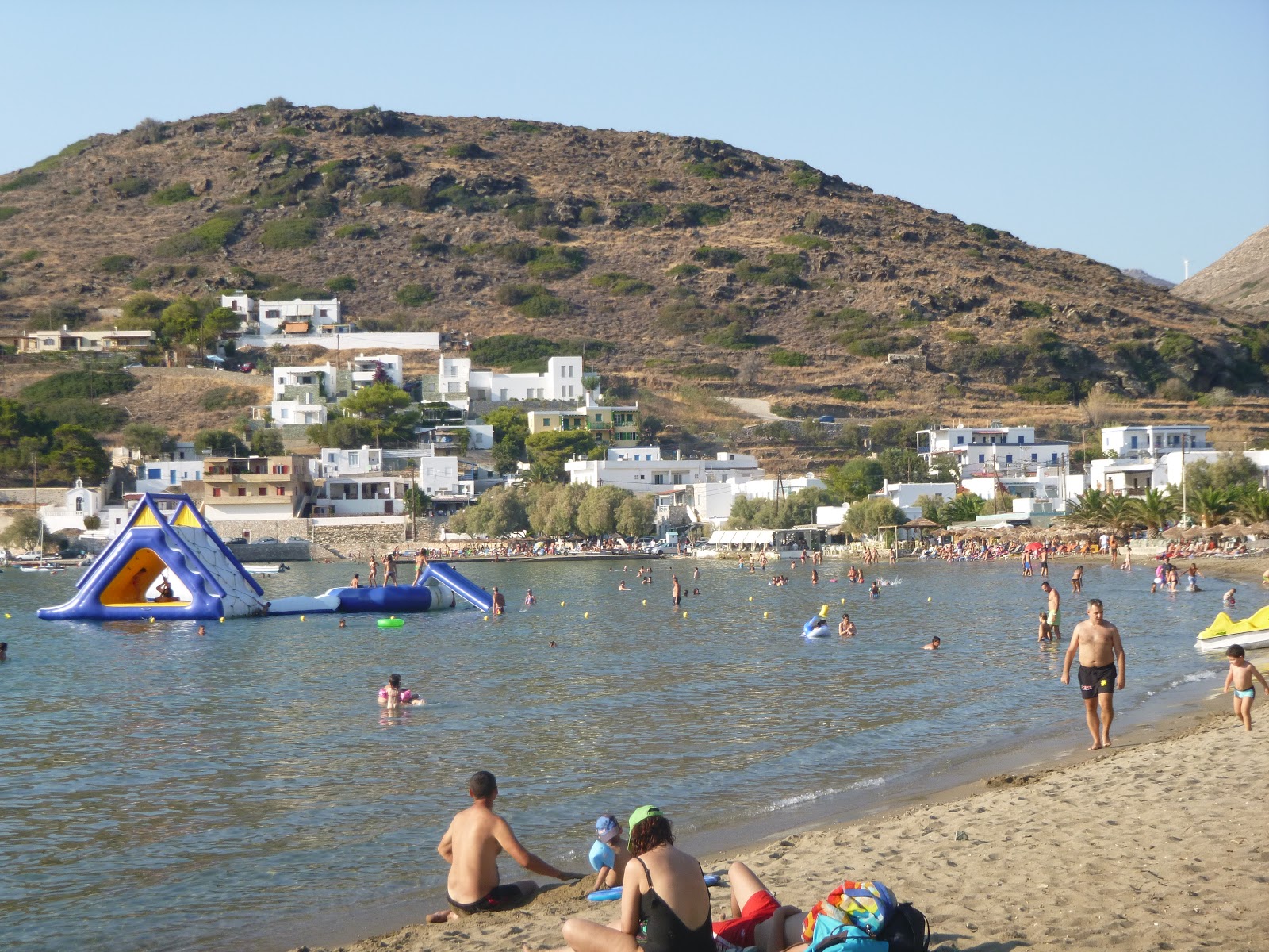 Foto di Paralia Kini sorretto da scogliere