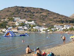 Paralia Kini'in fotoğrafı uçurumlarla desteklenmiş