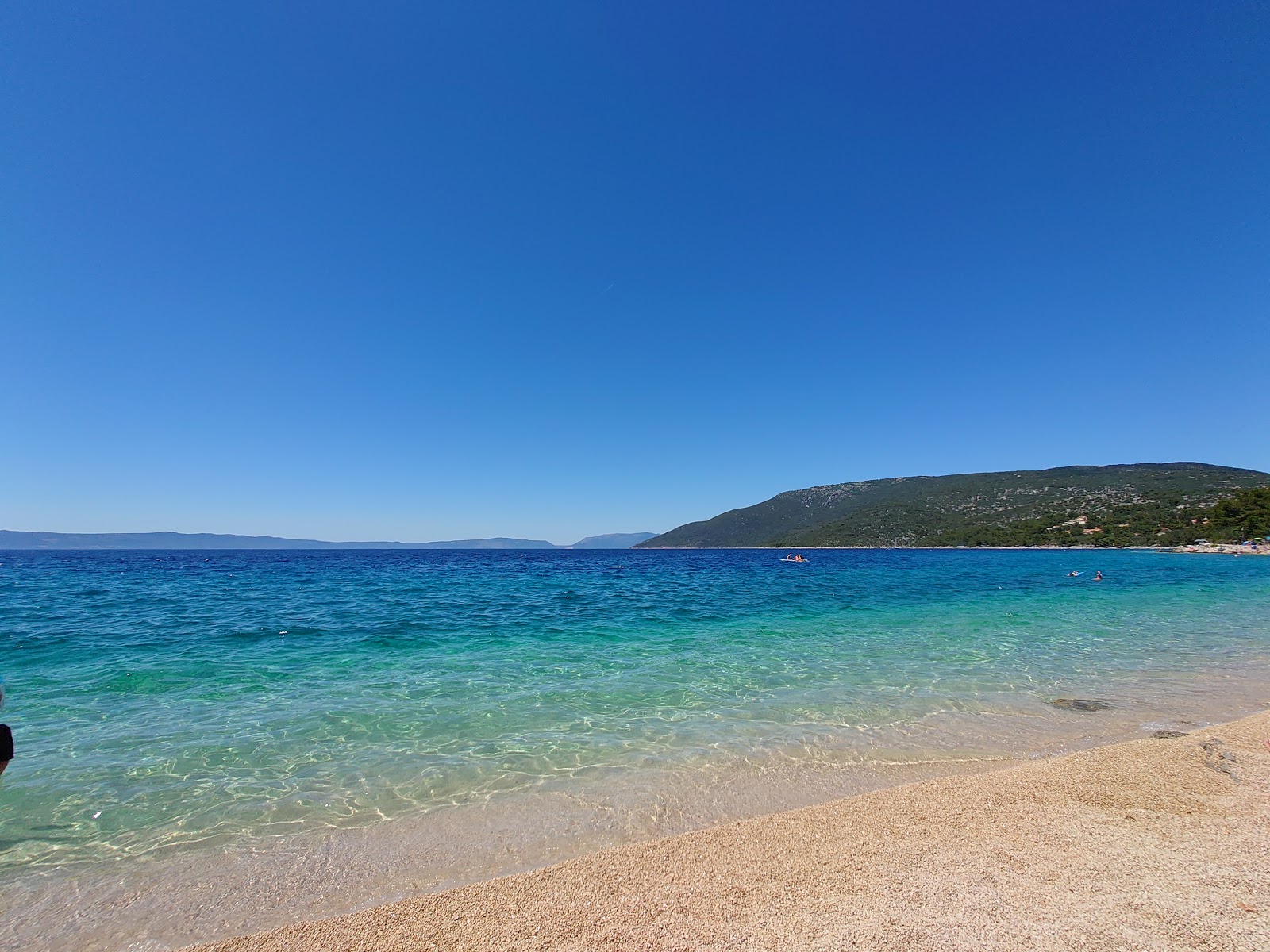 Kovacine beach'in fotoğrafı - rahatlamayı sevenler arasında popüler bir yer