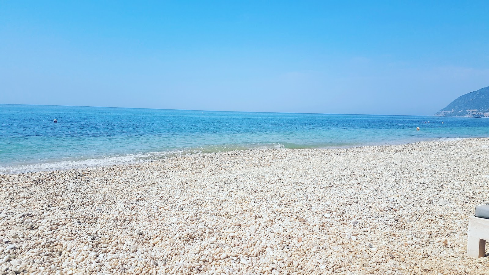 Foto av Plomari beach - rekommenderas för familjeresenärer med barn
