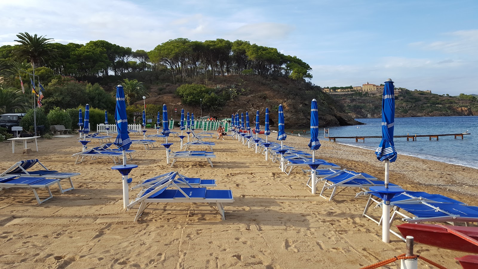 Fotografie cu Naregno beach cu o suprafață de apa pură turcoaz