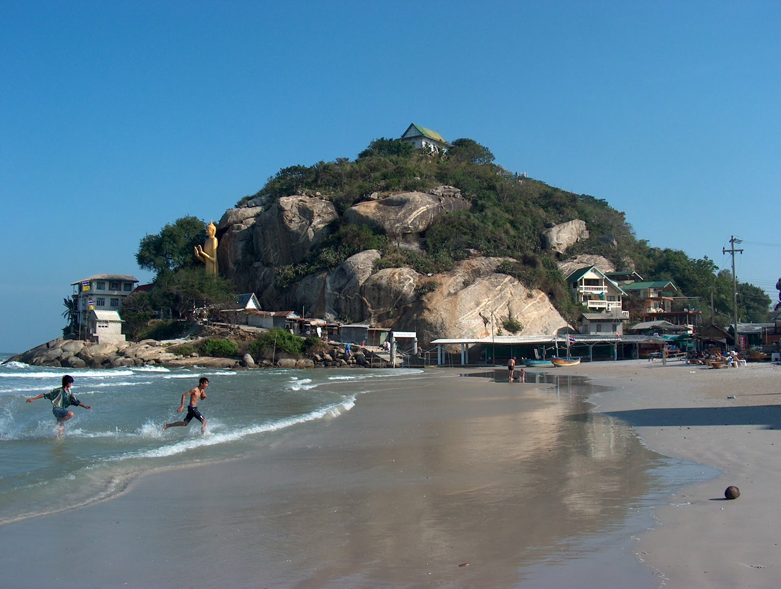 Photo of Takiab Beach backed by cliffs