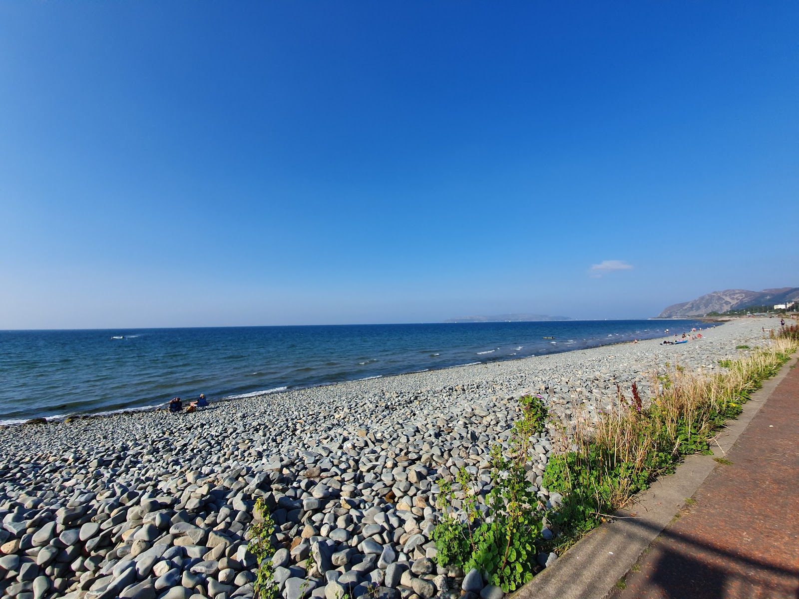 Fotografija Plaža Penmaenmawr z lahki kamenček površino