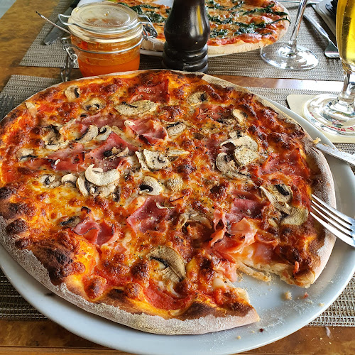Rezensionen über Holzofen Pizzeria Bella Pizza & Pizza Lieferdienst in Biel - Restaurant