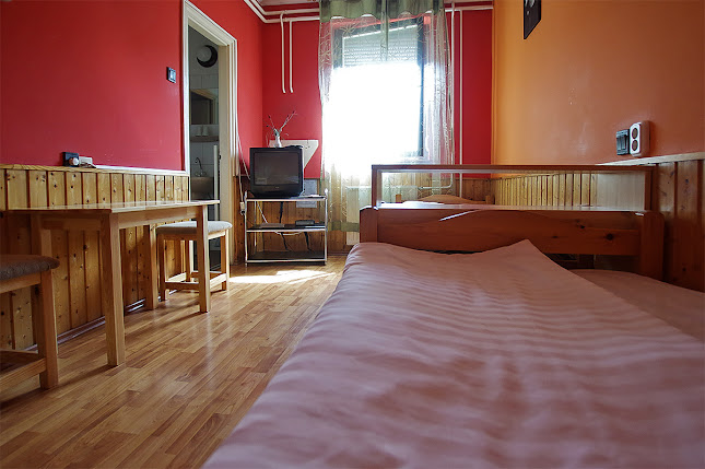 Nyitvatartás: Kispipa Panzió és Vendéglő