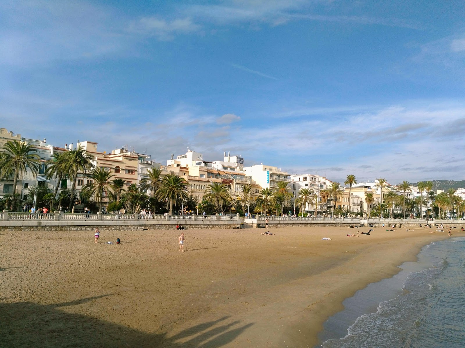 Fotografie cu Playa de Sitges cu golful spațios