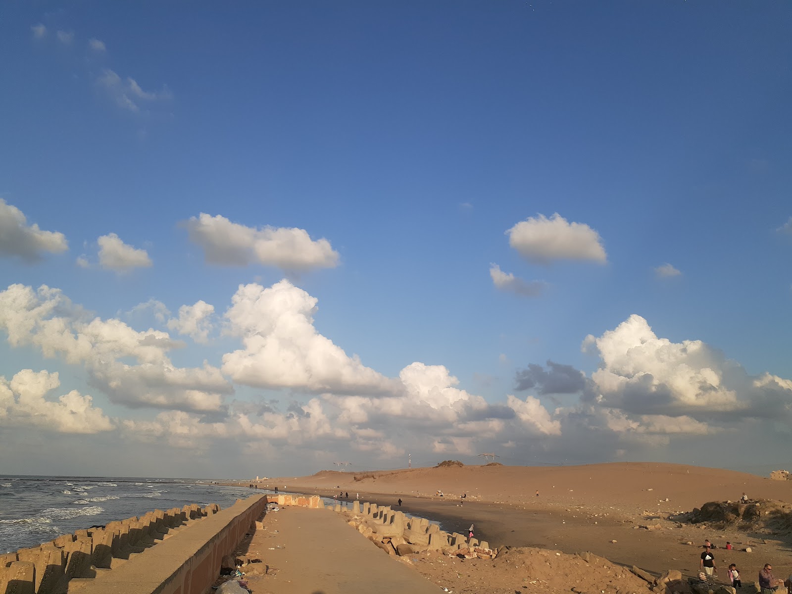 Foto av Burj Al Burullus Beach och bosättningen