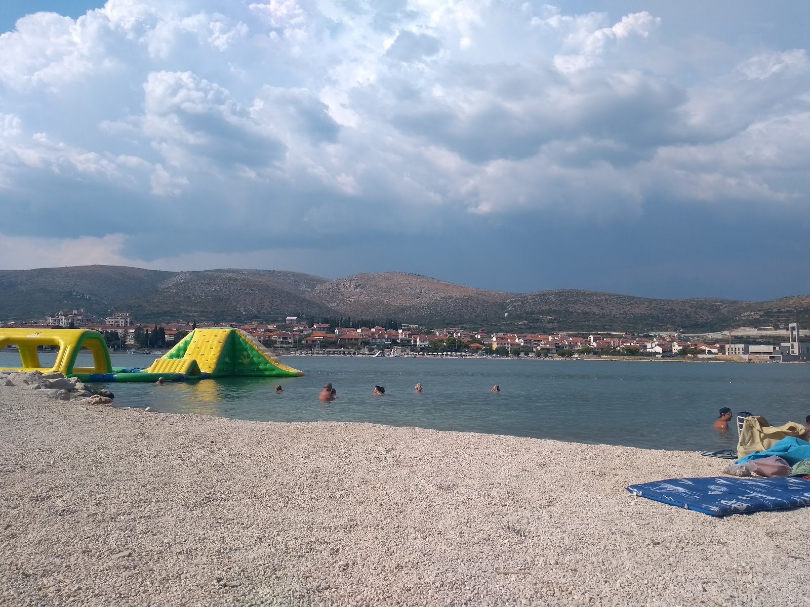 Trogir beach的照片 带有碧绿色纯水表面