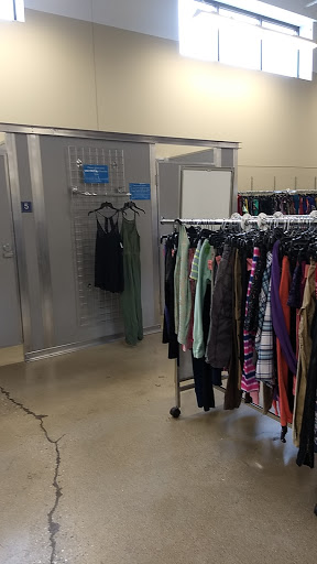 Thrift Store «Goodwill Store & Donation Center in Evanston», reviews and photos, 1916B Dempster St, Evanston, IL 60202, USA