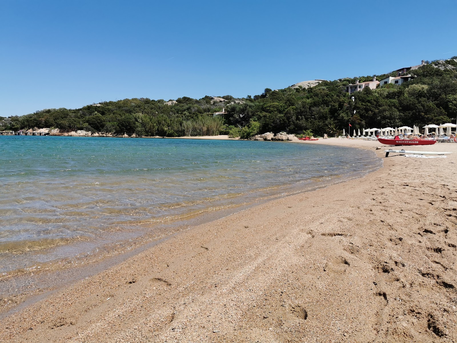 Fotografie cu Spiaggia Liscia di Vacca cu o suprafață de apă pură albastră