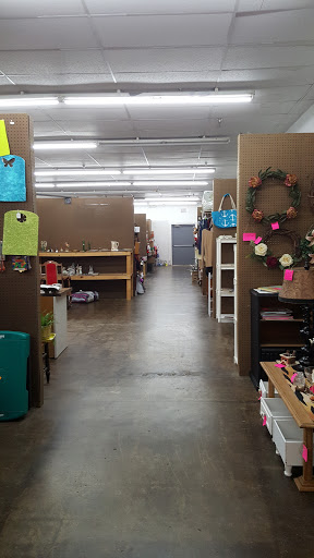 Outlet Mall «Finders Keepers Traders Outlet Mall», reviews and photos, 740-784 Chelsa Dr, Madisonville, KY 42431, USA