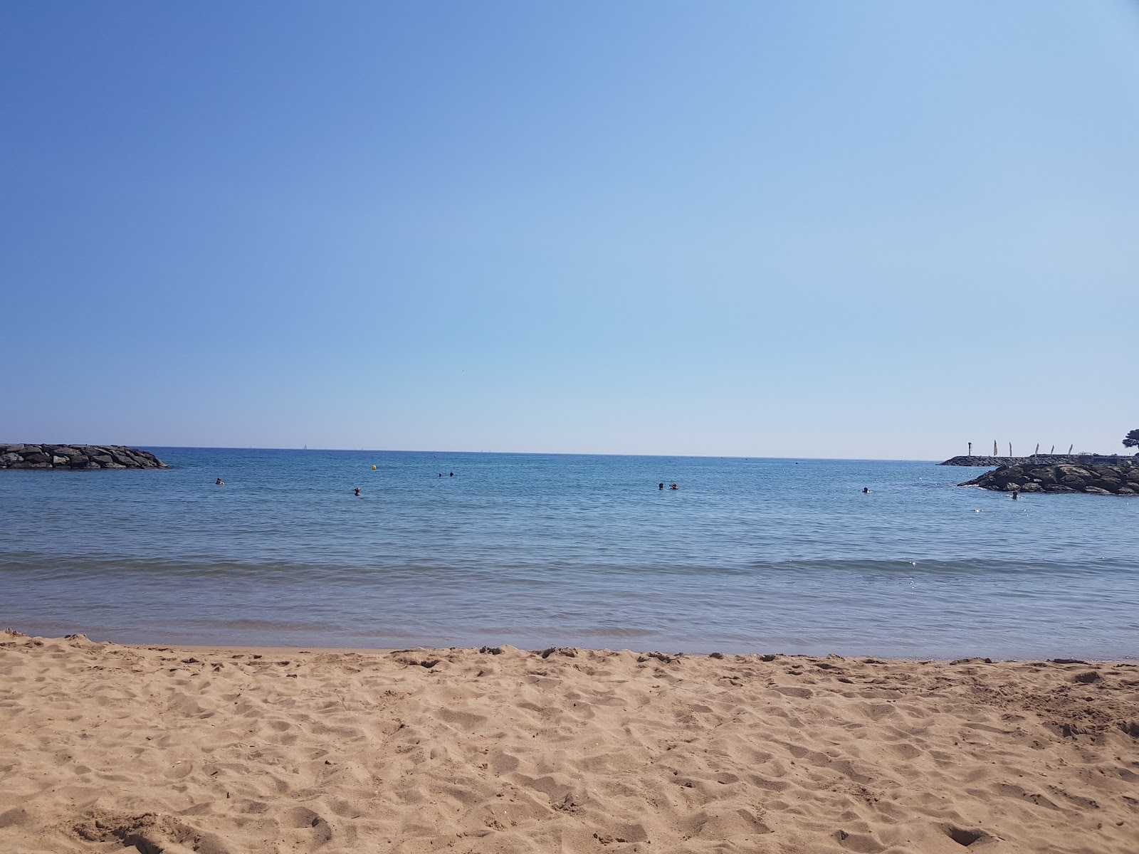 Plage de Saint-Aygulf'in fotoğrafı - rahatlamayı sevenler arasında popüler bir yer