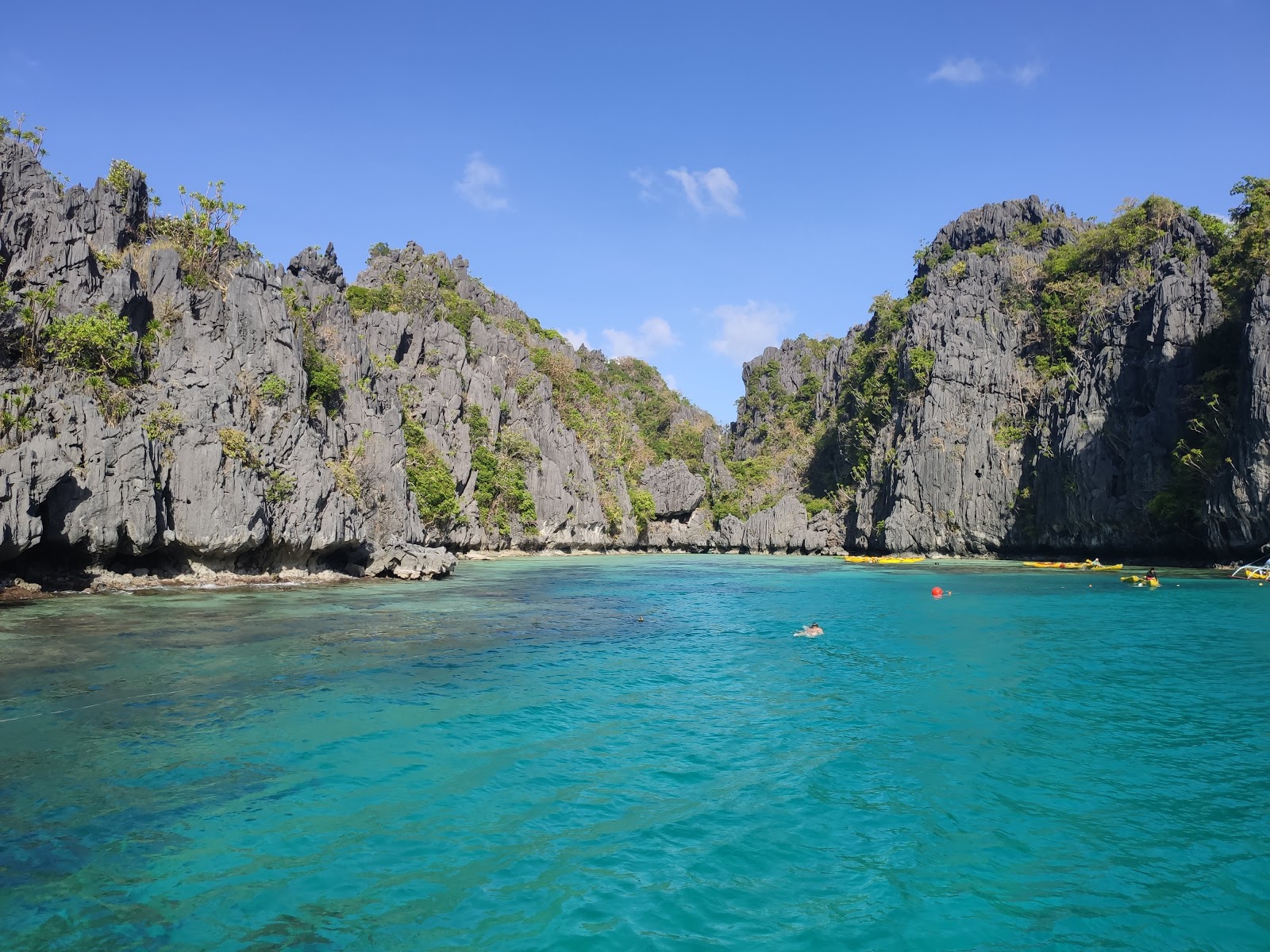 Small Lagoon Beach的照片 带有明亮的沙子表面