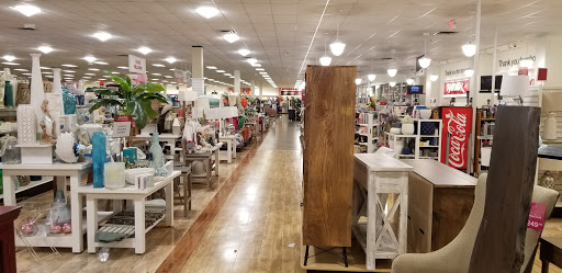 Department Store «T.J. Maxx & HomeGoods», reviews and photos, 111 Taunton St, Plainville, MA 02762, USA