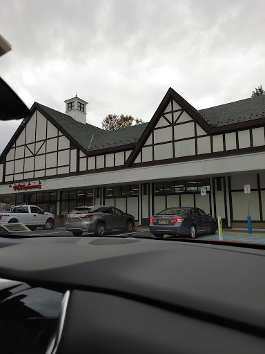 Shopping Mall «Golden Horseshoe Shopping Center», reviews and photos, 1088 Wilmot Rd, Scarsdale, NY 10583, USA