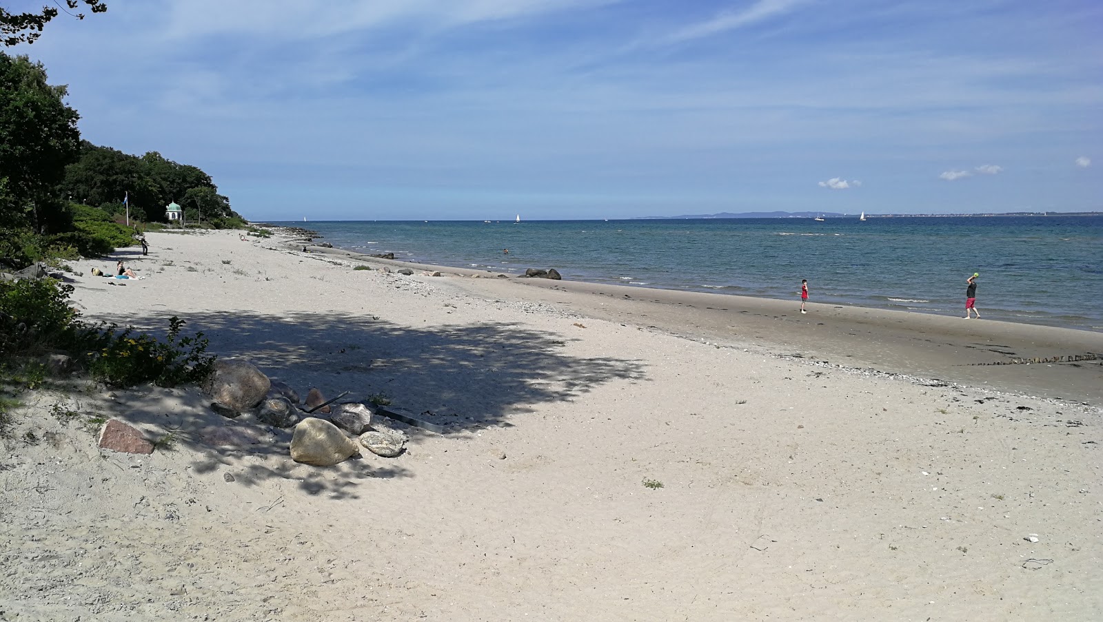 Valokuva Julebek Beachista. pinnalla turkoosi puhdas vesi:n kanssa