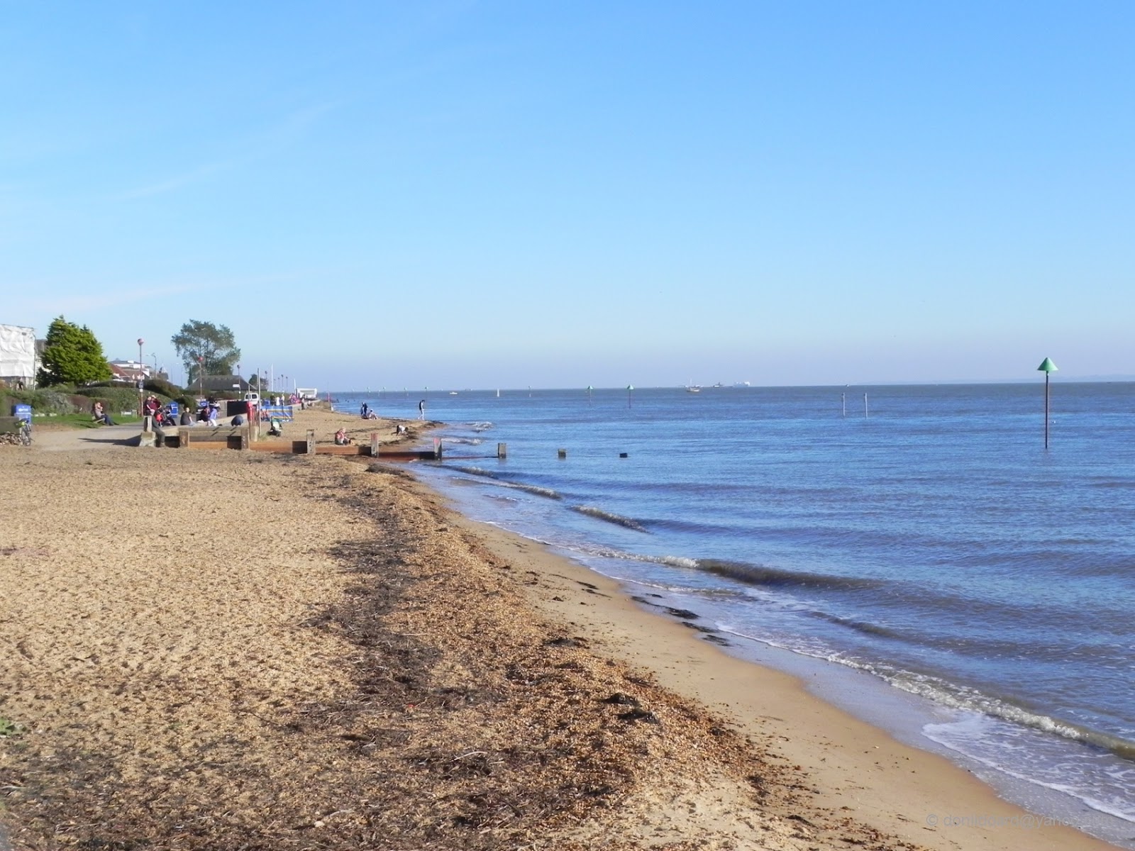 Foto von Chalkwell Strand mit reines blaues Oberfläche