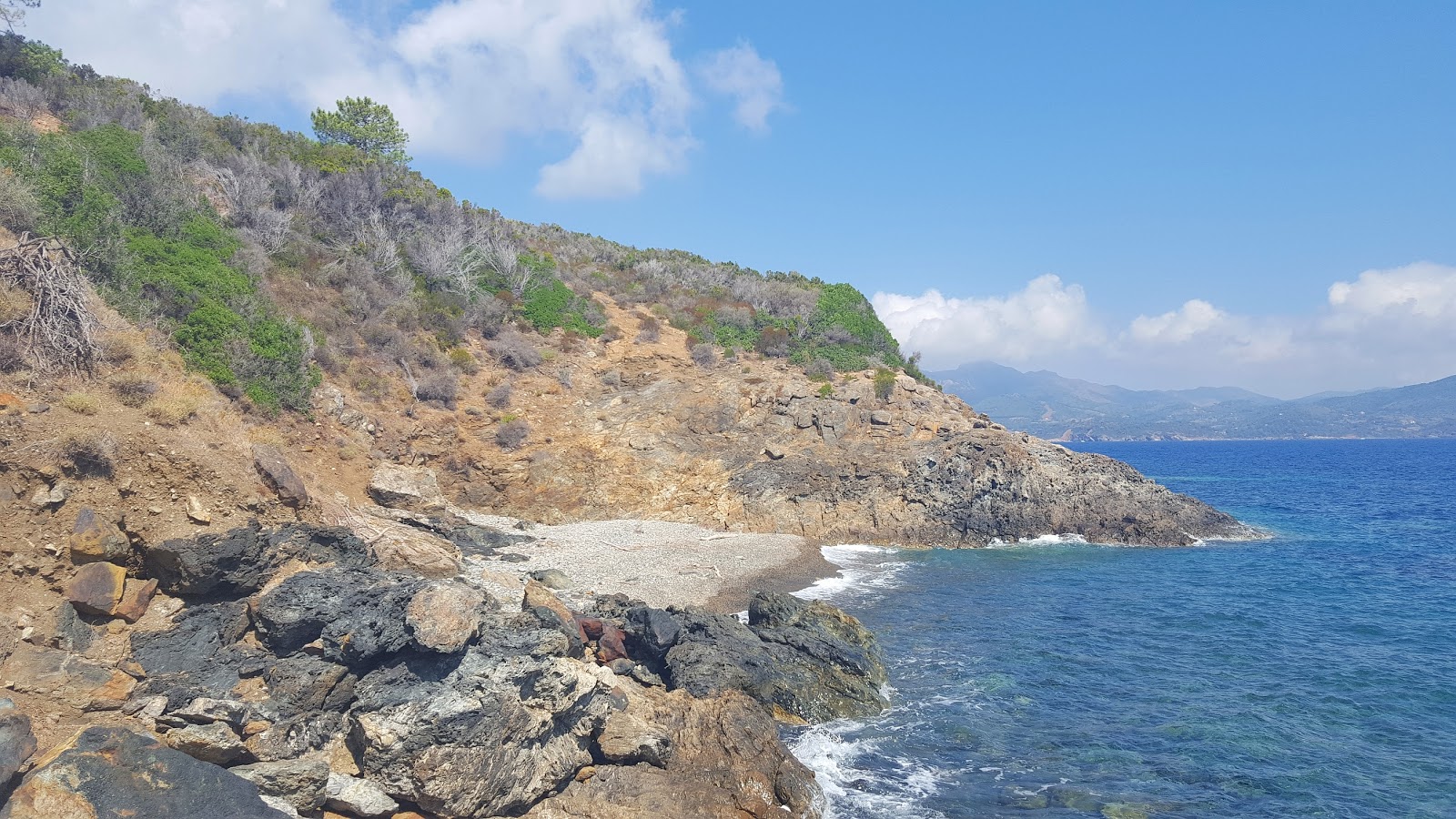 Fotografie cu Spiaggia dei Sassi Neri zonă sălbatică