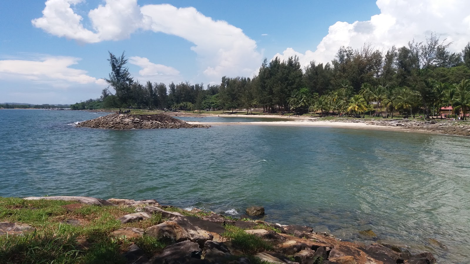 Zdjęcie Tanjung Batu Bintulu Beach z przestronne multi zatoki