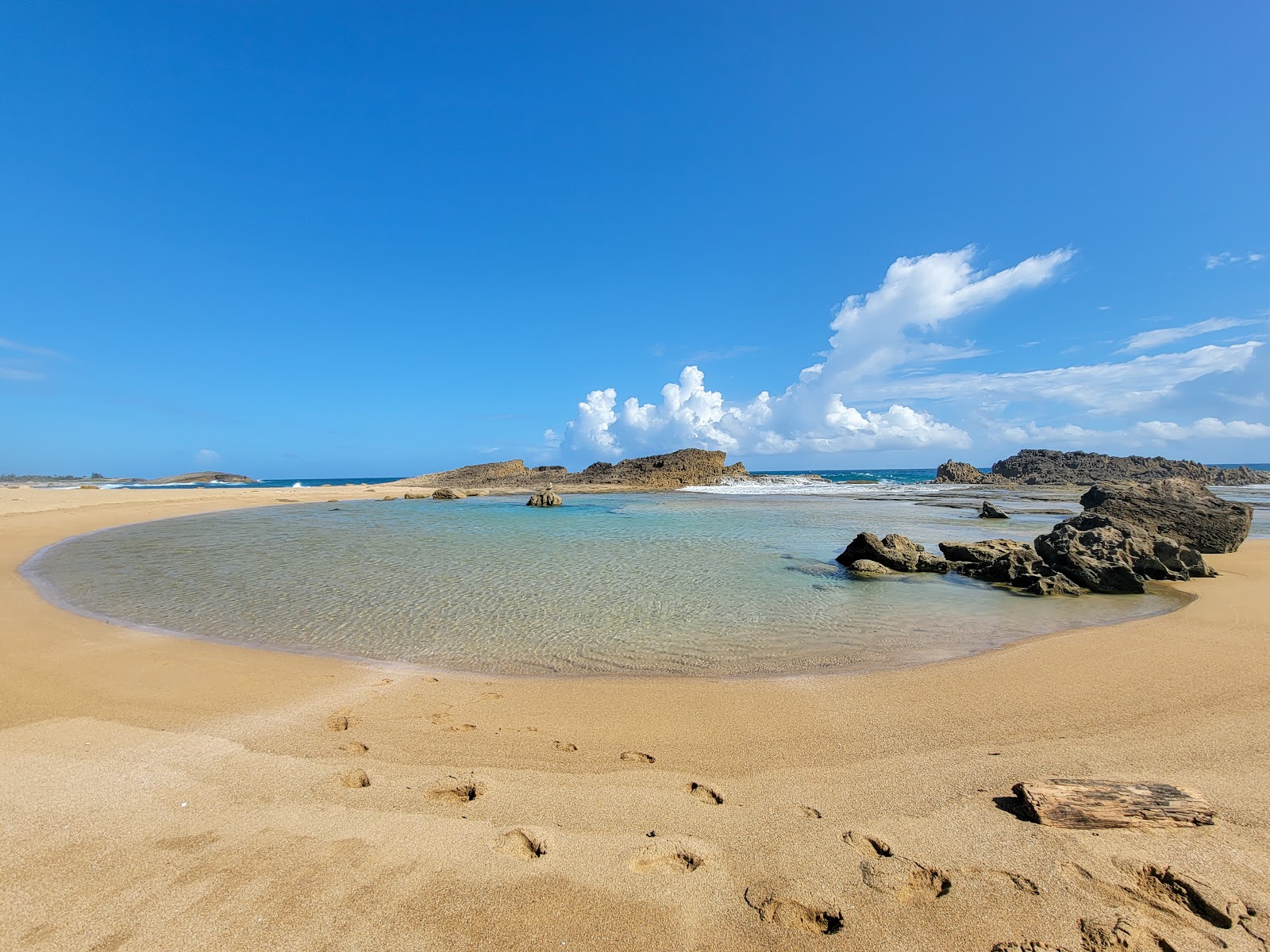 Φωτογραφία του Las Golondrinas beach με φωτεινή άμμος επιφάνεια