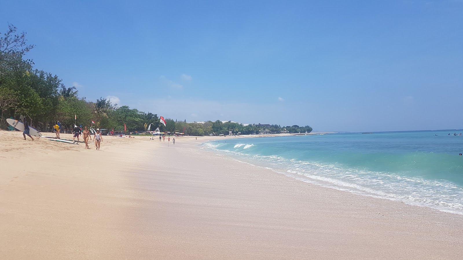 Φωτογραφία του Segara Beach με γκρίζα άμμος επιφάνεια