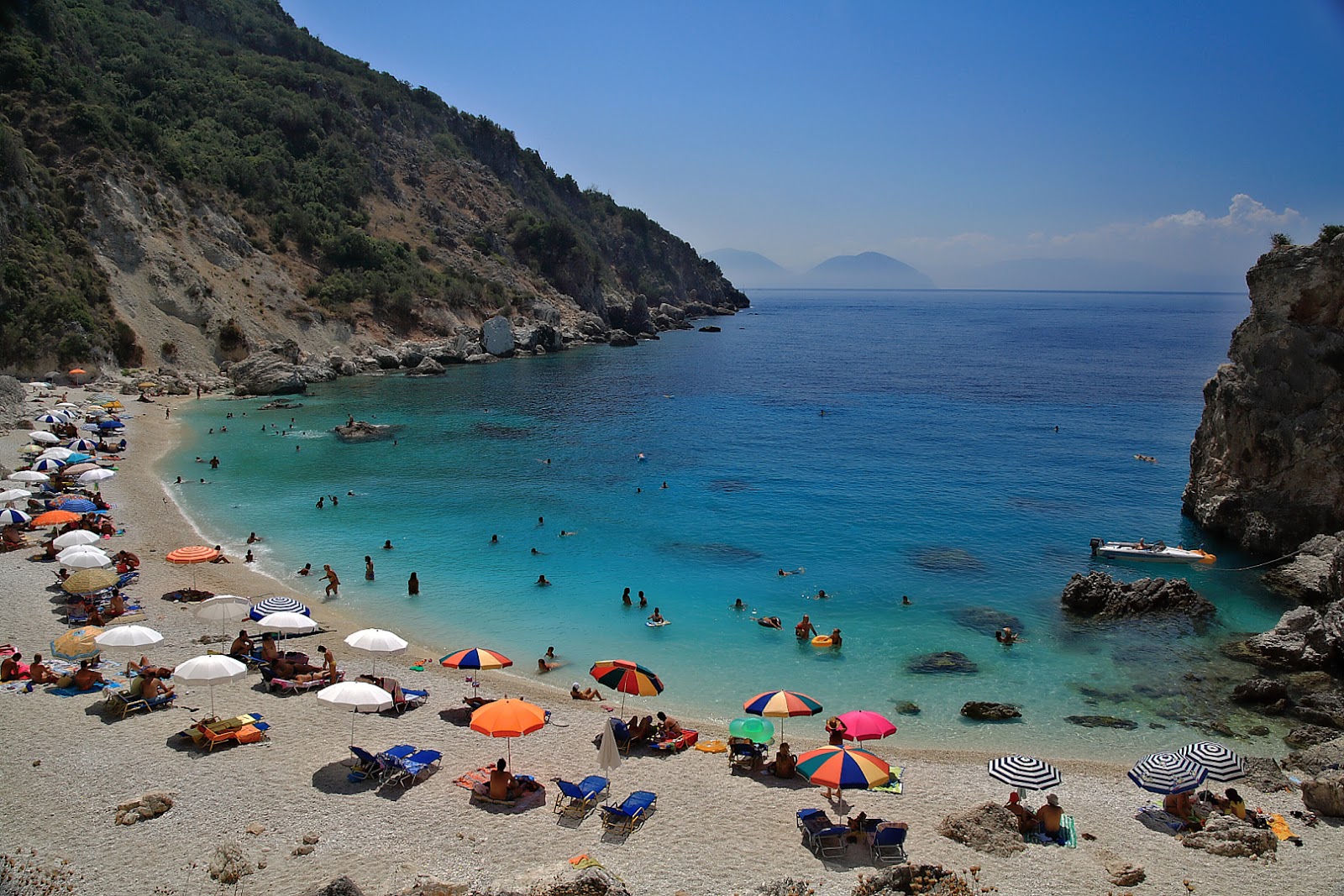 Foto von Agiofili Strand mit weißer kies Oberfläche