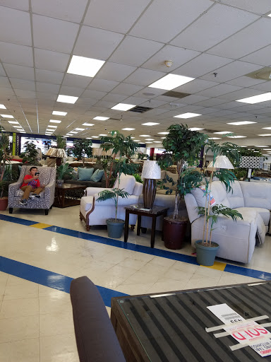 Outlet Store «Rooms To Go Outlet Furniture Store - Hialeah», reviews and photos, 750 W 49th St, Hialeah, FL 33012, USA
