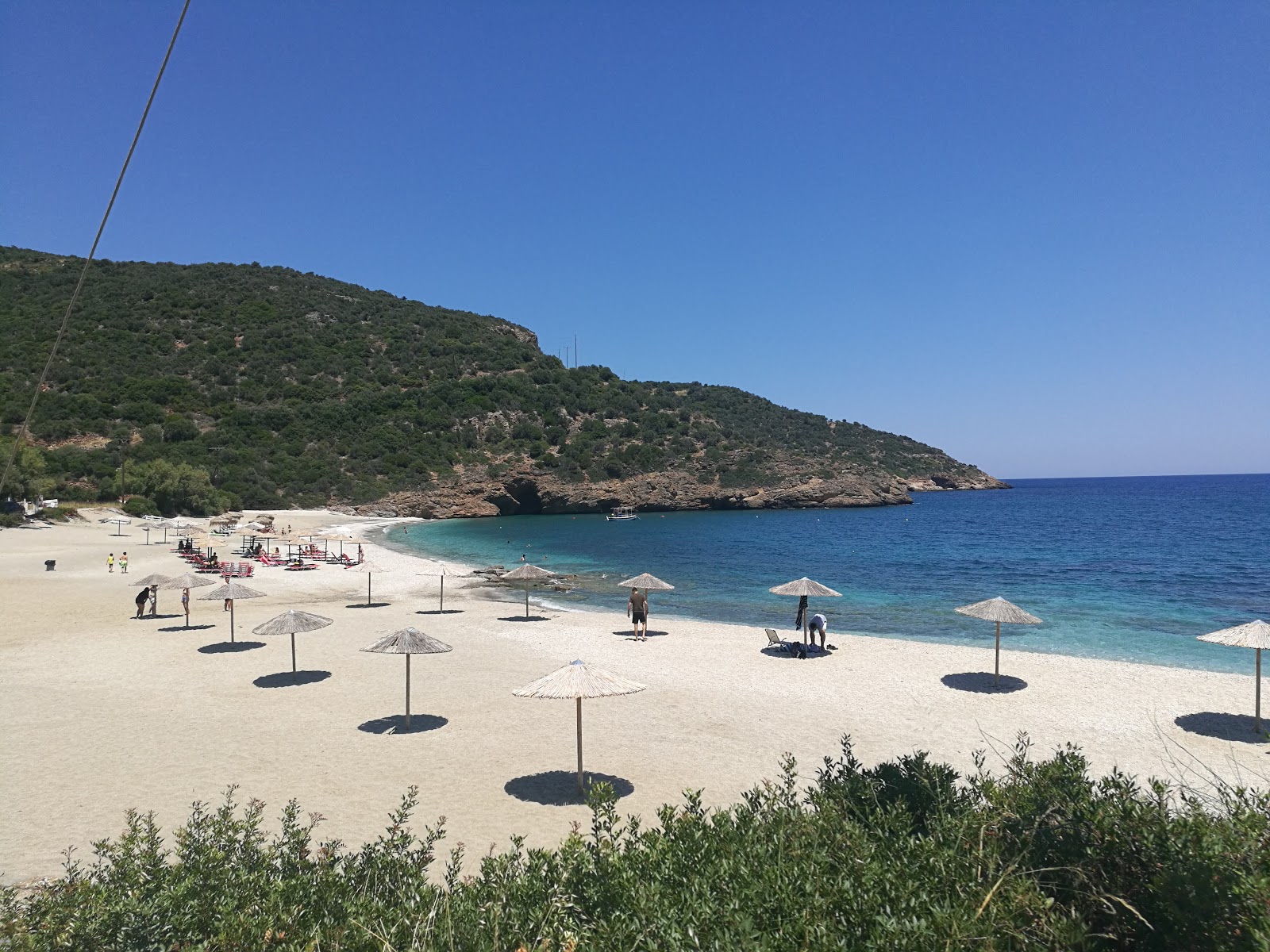 Foto de Limnionas beach con arena de concha brillante superficie