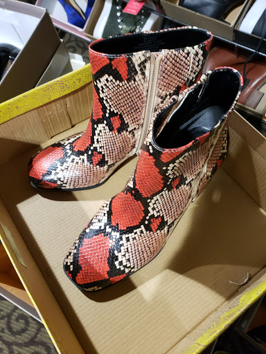 Shoe Store «DSW Designer Shoe Warehouse», reviews and photos, 2100 Park Manor Blvd, Pittsburgh, PA 15205, USA