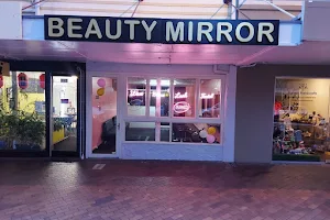 Beauty Mirror image