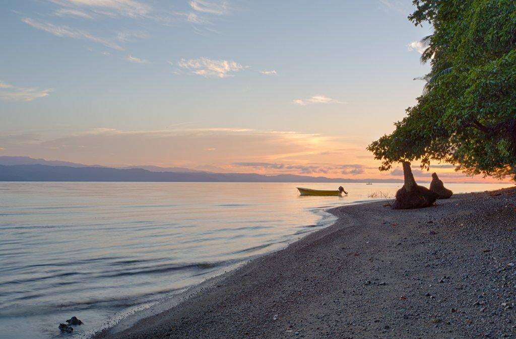 Foto von Playa Juanito Mora mit braune kiesel Oberfläche