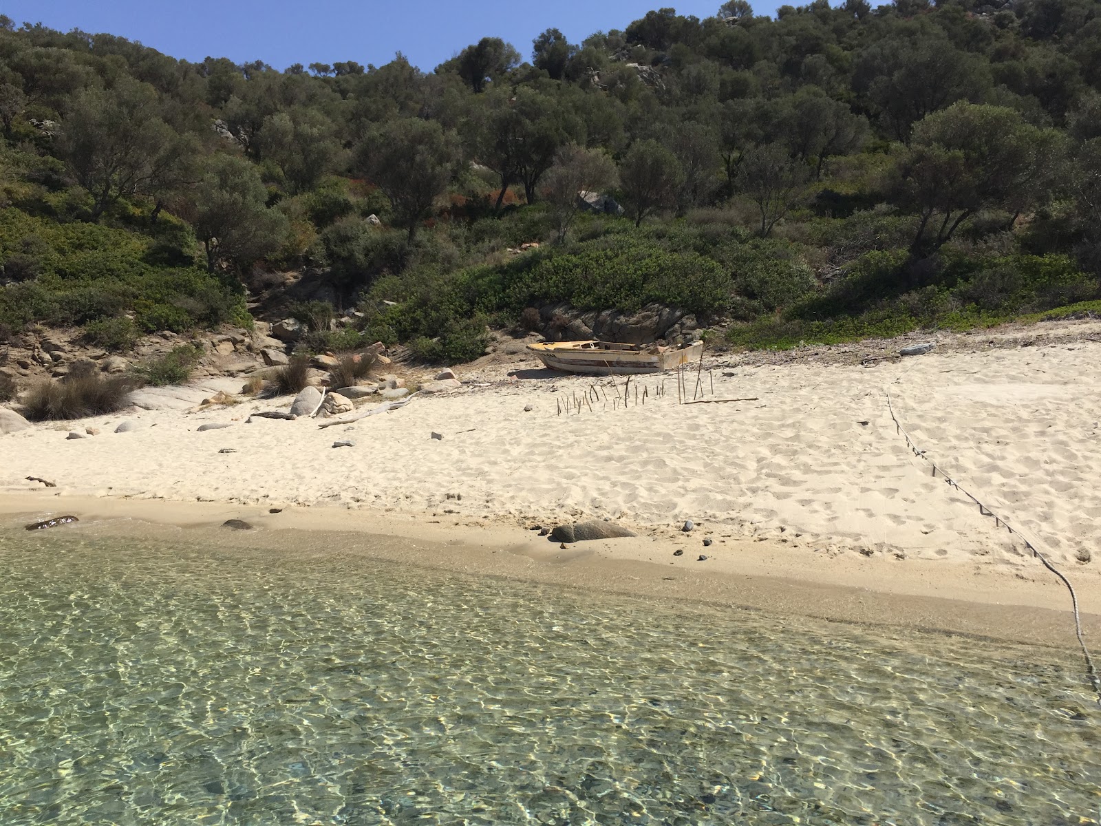 Photo de Akros Beach situé dans une zone naturelle