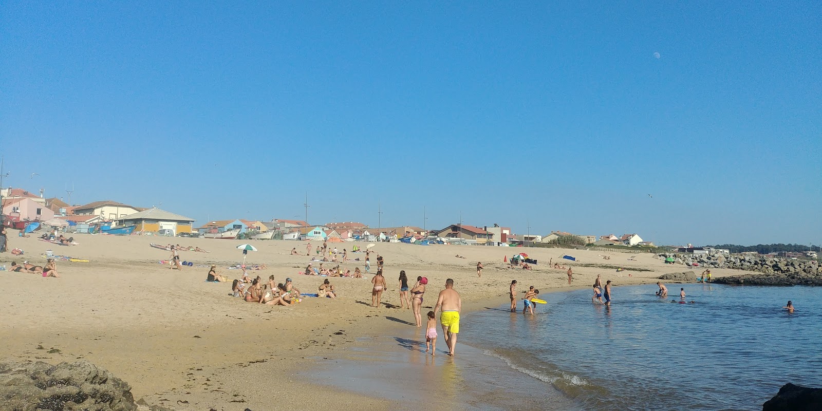 Foto di Praia de Angeiras Norte con costa lunga e dritta