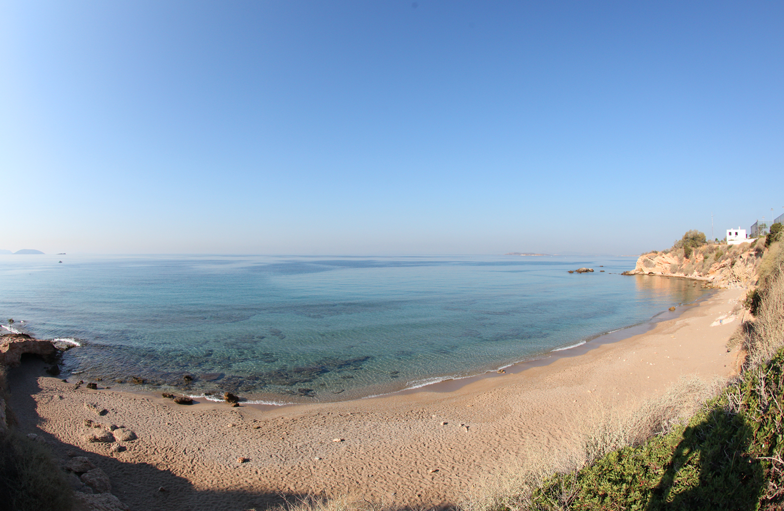 Fotografie cu Kritikos Beach cu o suprafață de nisip ușor și pietricel