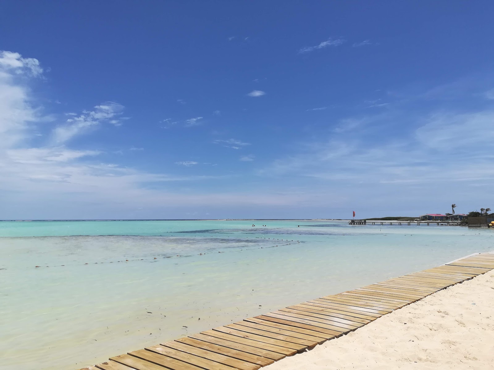 Foto von Sorobon Beach und die siedlung