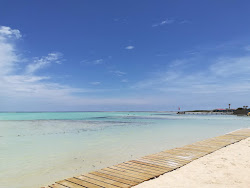 Foto von Sorobon Beach und die siedlung