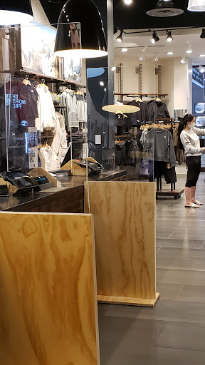 Clothing Store «The North Face», reviews and photos, 1 Garden State Plaza Blvd, Paramus, NJ 07652, USA