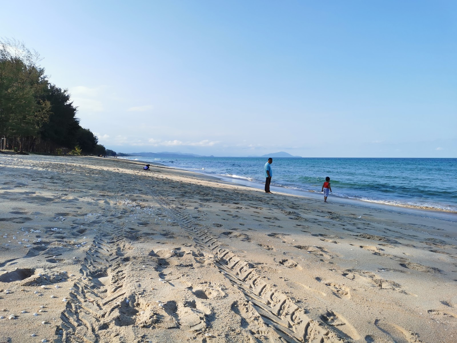 Fotografie cu Kijal Penunjok Beach - locul popular printre cunoscătorii de relaxare