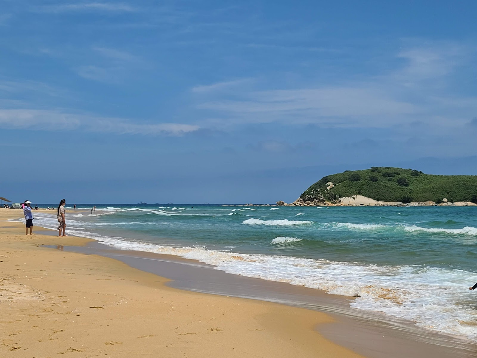 Songjiho Beach'in fotoğrafı geniş bir kıyı şeridi ile birlikte